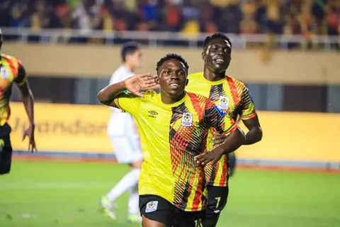 هز شباك الجزائر بتسديدة صاروخية.. موتيابا يسجل الهدف الدولي الأول مع أوغندا (فيديو)